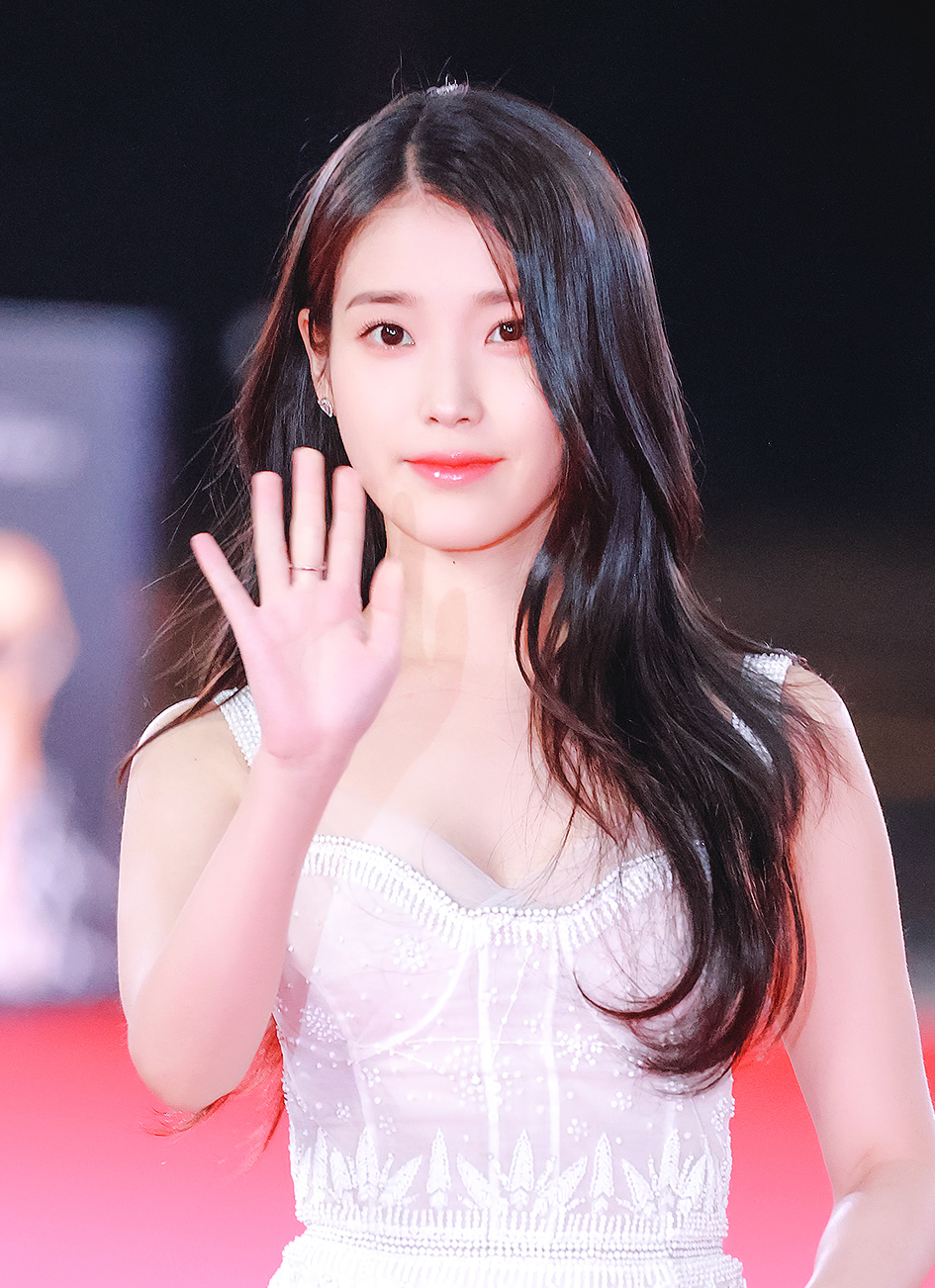 레드카펫 행사에 참석한 아이유